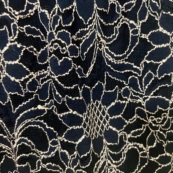 Gorgeous lace maternity dress size small - Picture 5 of 9